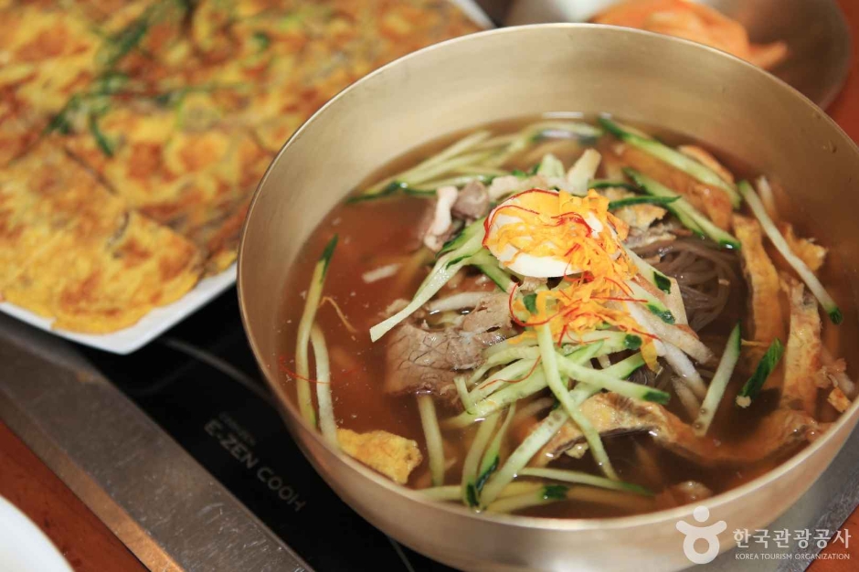 Jinju Jungang Market & Jinju Nongae Market 2