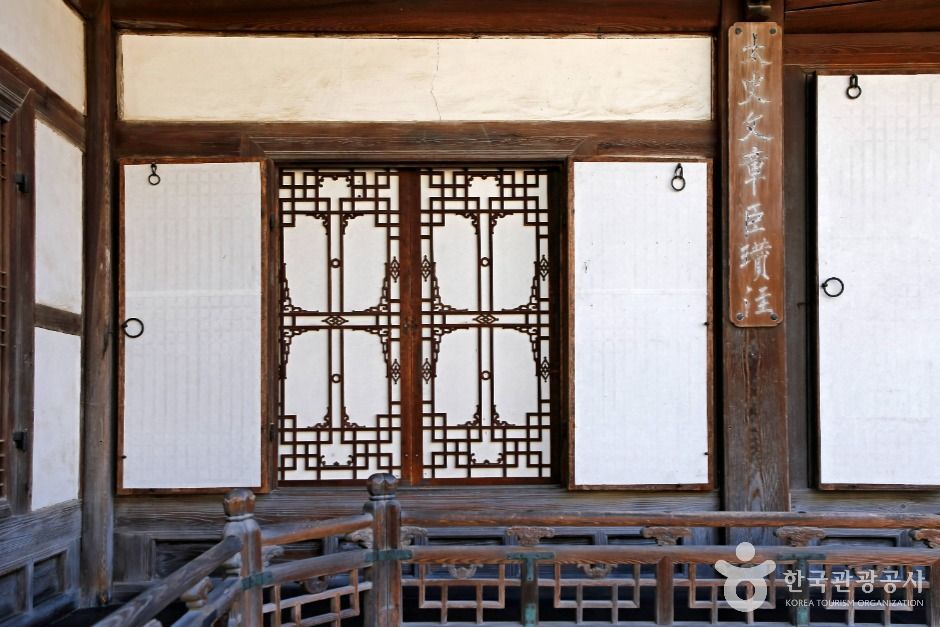 Nakseonjae Hall, adorned with the beauty of latticework instead of dancheong