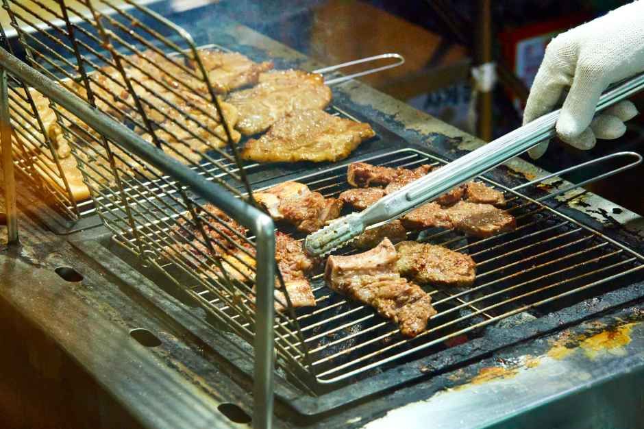 コムジプカルビ（곰집갈비）