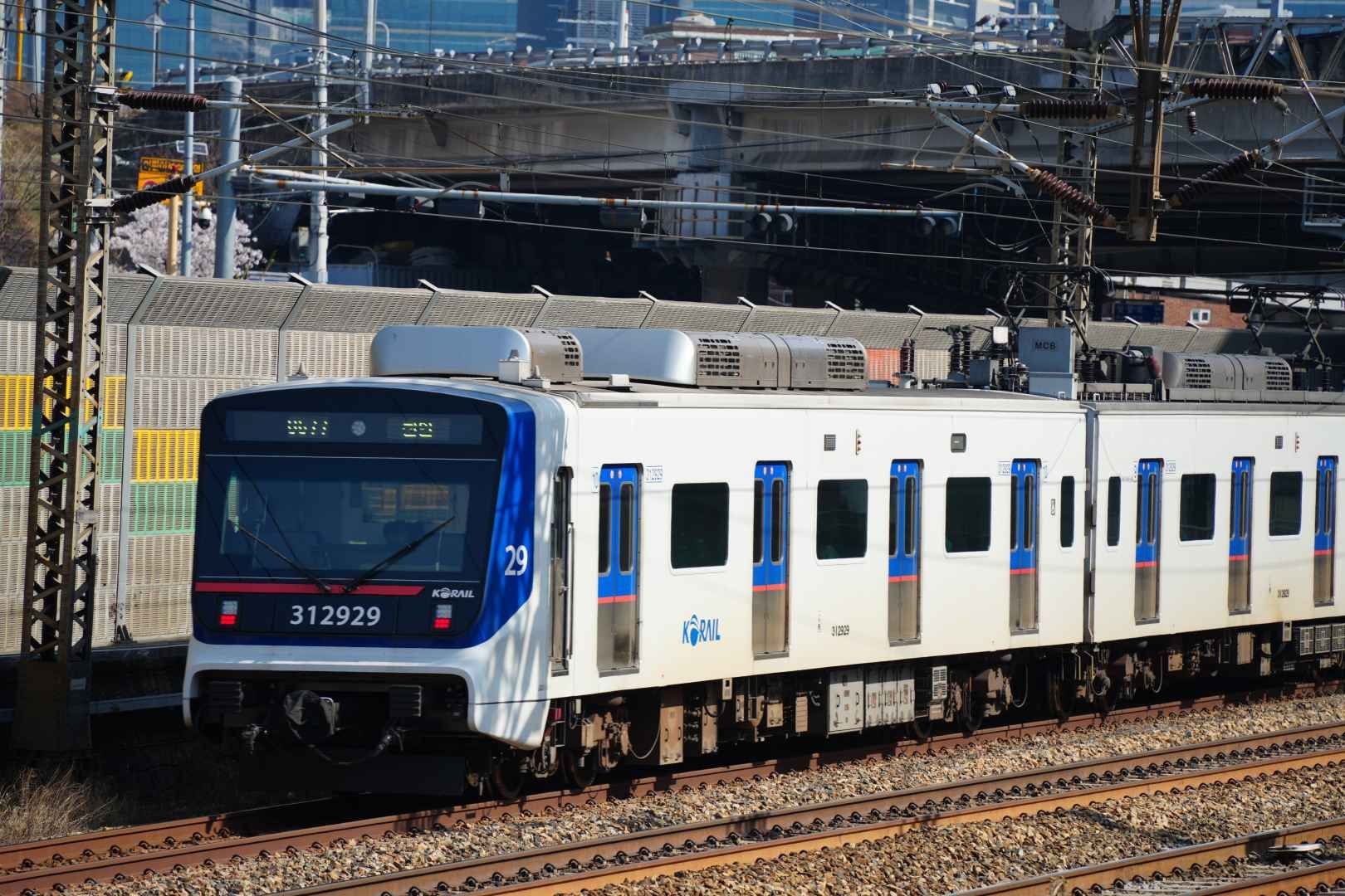 フォトゾーン前を通過するソウル地下鉄1号線へ直通運転する最新の312000系電車