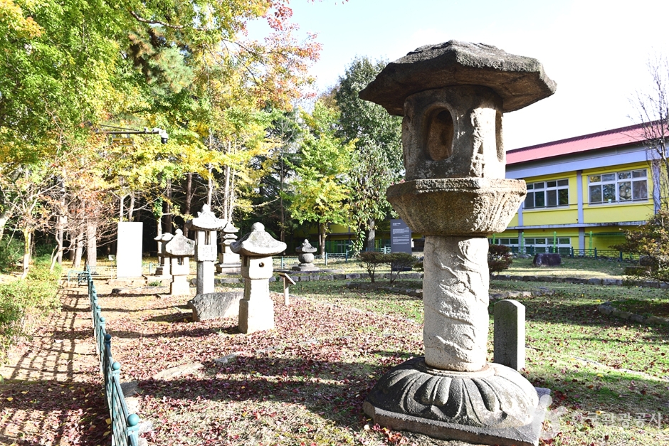 群山撥山里石灯