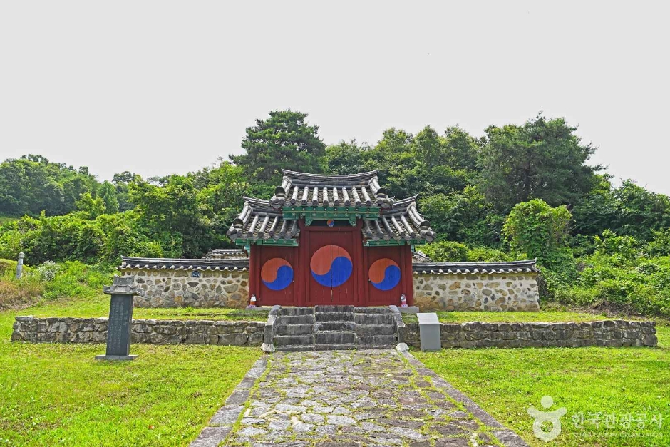 石甫君墓閣