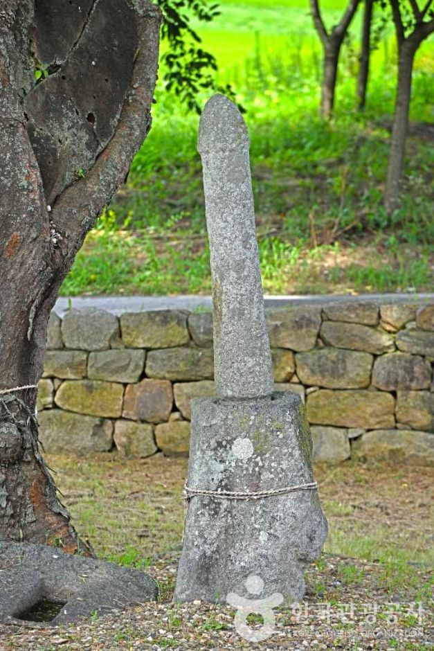 白巌里男根石
