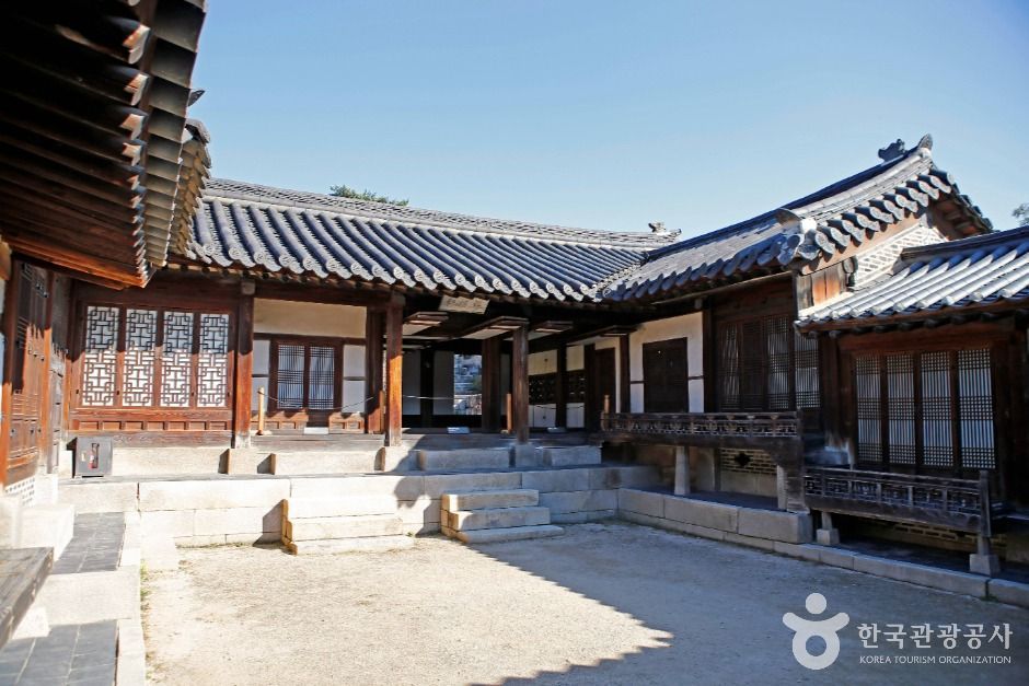 Seokbokheon Hall, built by King Heonjong for Gyeongbin Kim