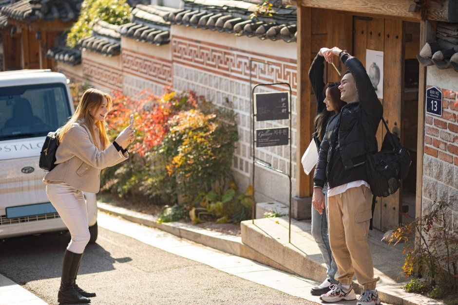 Foreign tourists at Bukchon Hanok Village