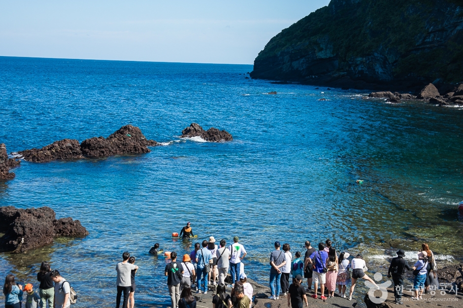 城山浦海女下海表演场