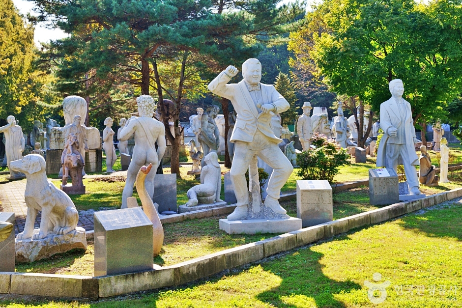 陰城 大きな岩の顔テーマパーク