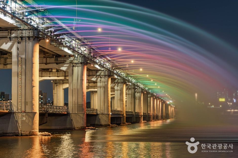 Banpo Bridge Moonlight Rainbow Fountain