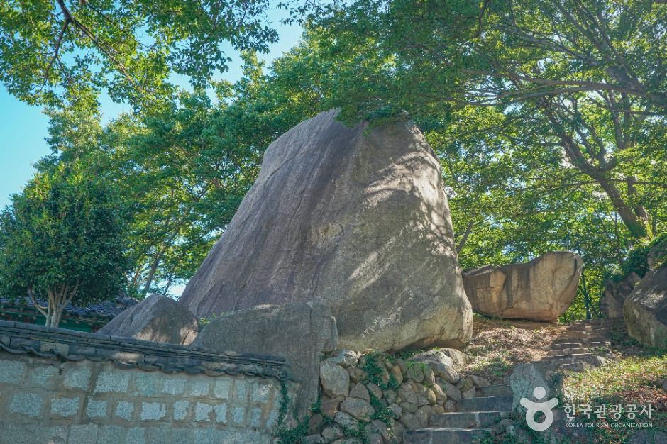 Choseondae Rock-Carved Seated Buddha