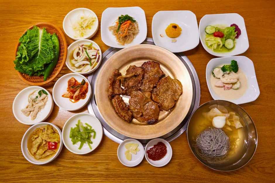 コムジプカルビ（곰집갈비）