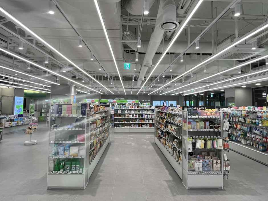 Olive Young - Shinsegae Simon Premium Outlets Paju Branch [Tax Refund Shop] (올리브영 신세계사이먼프리미엄아울렛 파주점)