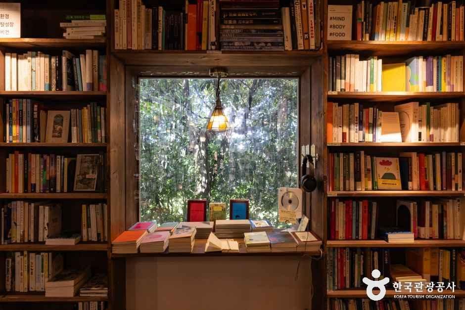 제주_책방 소리소문 (14).jpg