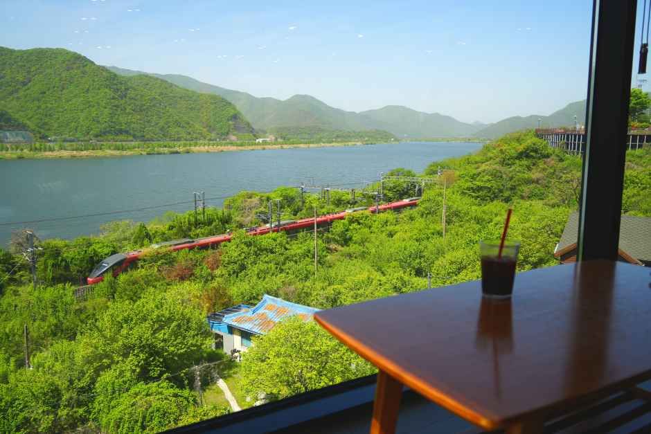 HOLLYS COFFEE梁山院洞店内からは珈琲を飲みながら洛東江縁を走る列車の光景が眺められます