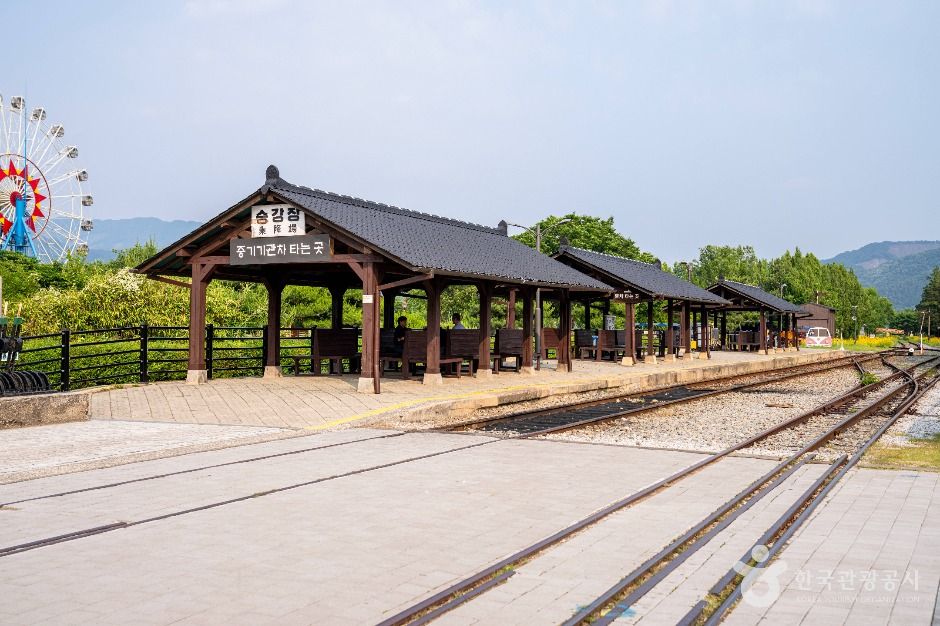 蟾津江火车村