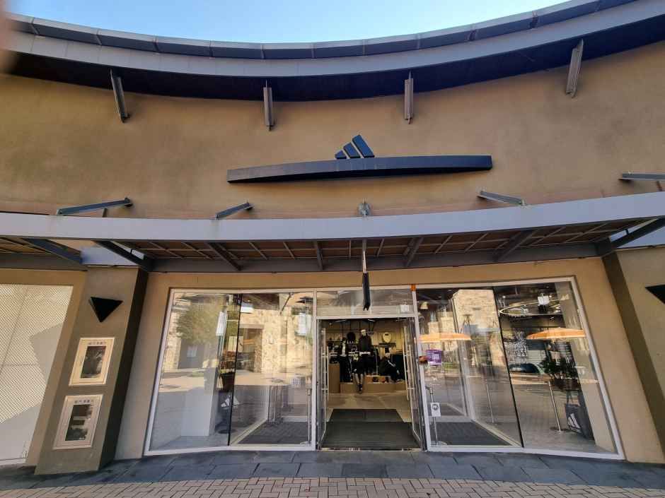 阿迪达斯 新世界Simon高级奥特莱斯 骊州店