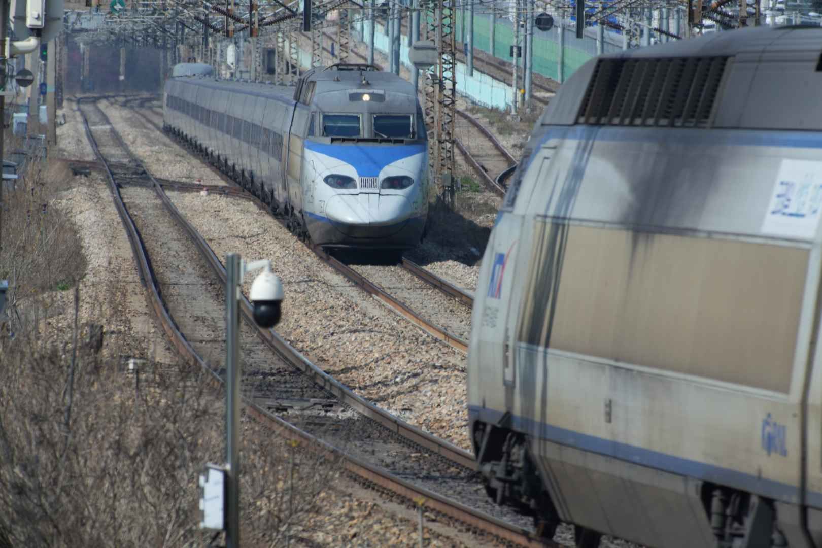 フォトゾーンから九老方面を望む（上下線すれ違うKTX）
