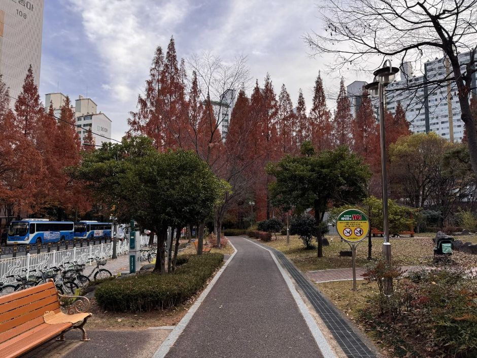 Woryeong Pond Park