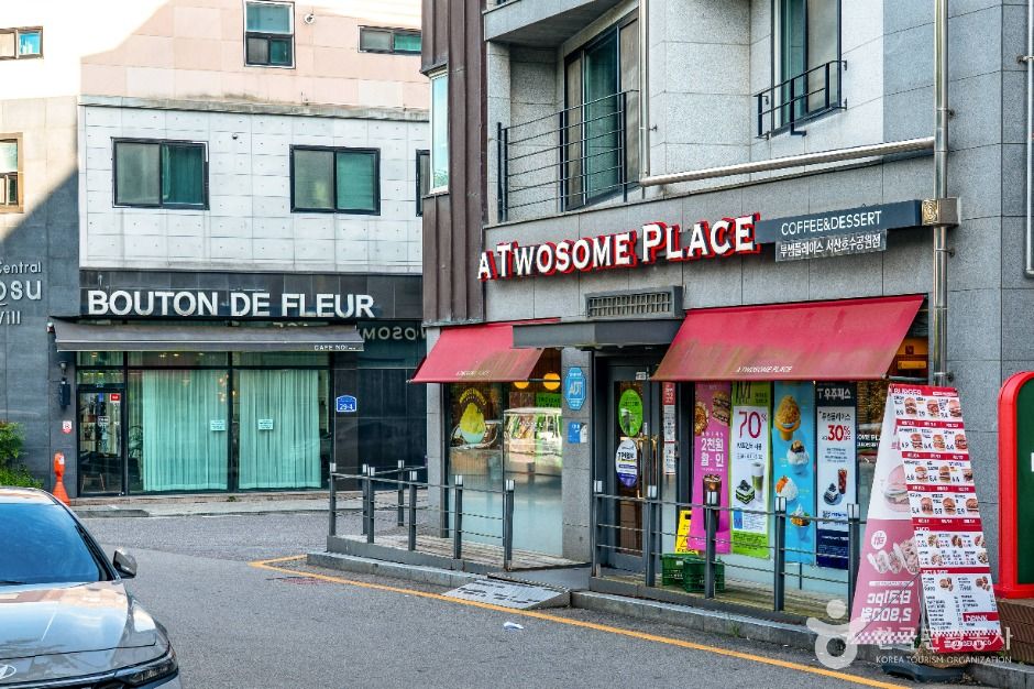 Jungang Lake Park Cafe Street