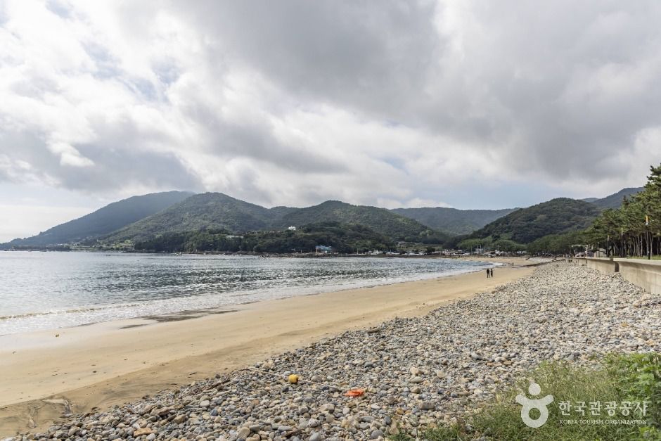 Dugok Wolpo Beach