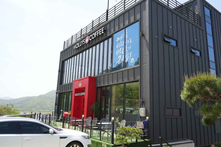 線路・洛東江側にせり出すように建てられたHOLLYS COFFEE梁山院洞店