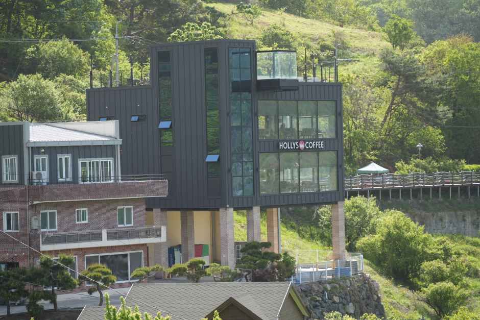 線路・洛東江側にせり出すように建てられたHOLLYS COFFEE梁山院洞店