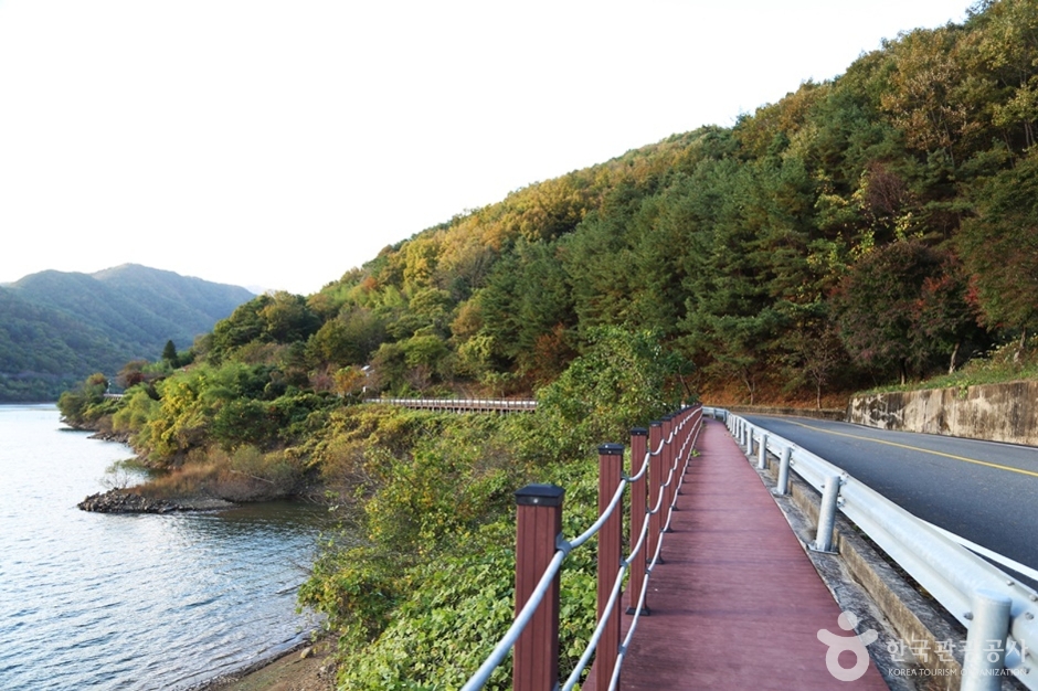 Cheongam Hadong Lake Mountain Lake Trail