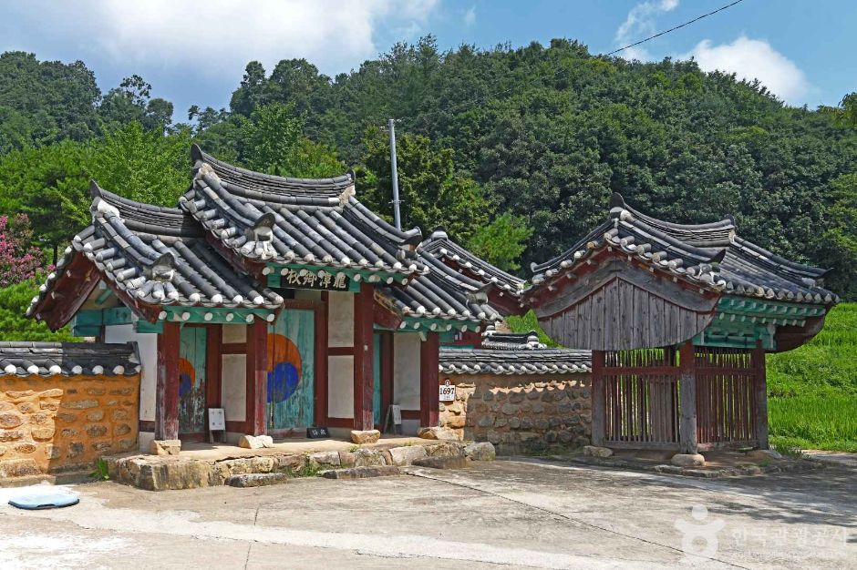 龙潭乡校