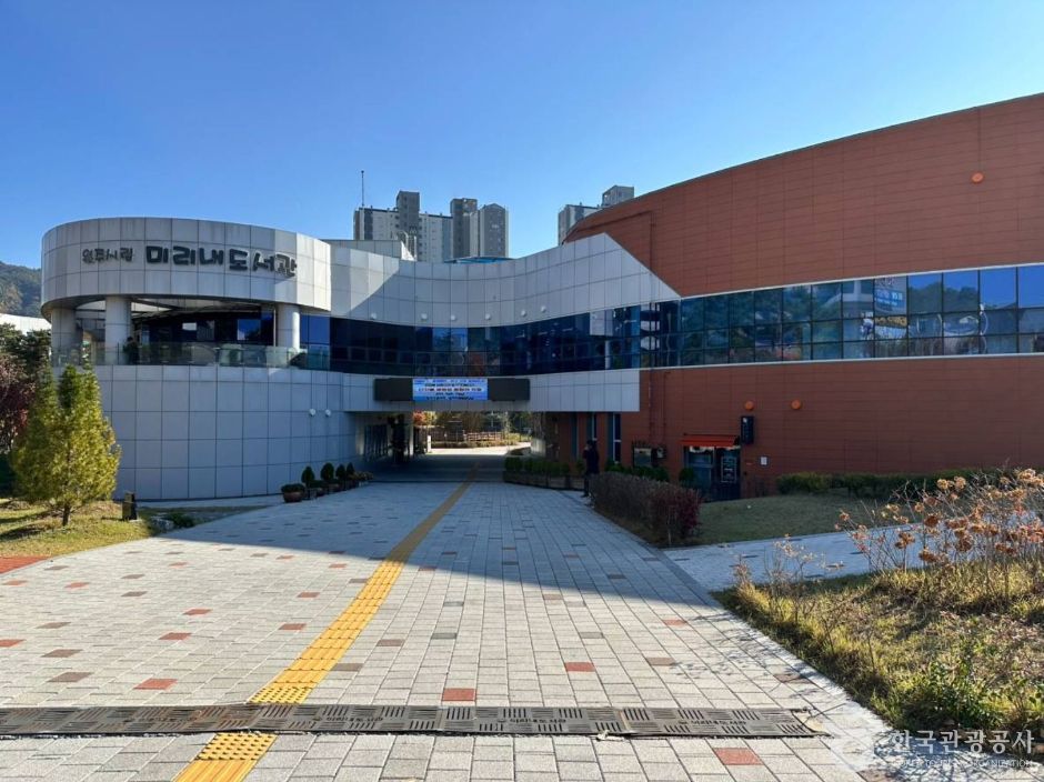 原州市立ミリネ図書館