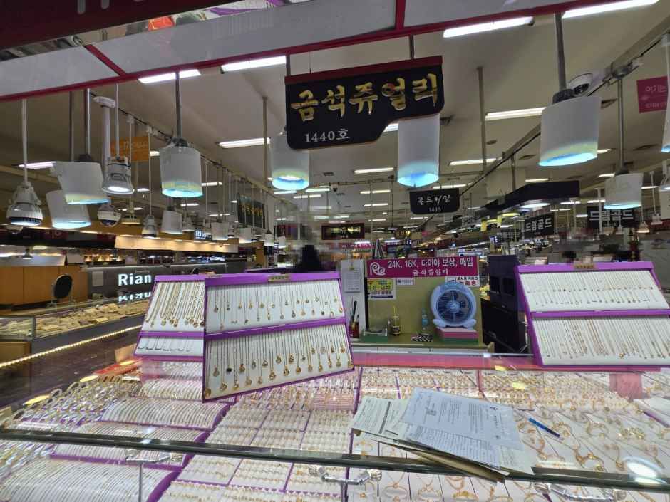 Geumseok Jewelry - Renecite Branch [Tax Refund Shop](금석쥬얼리 르네시떼점)
