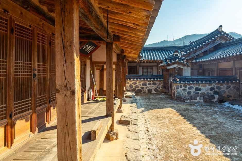 이항로선생 생가