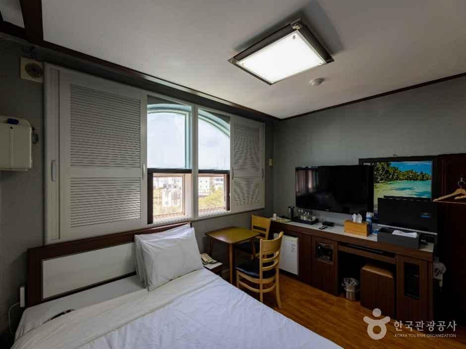 웅진_모텔 마리나_일반실 (2).jpg