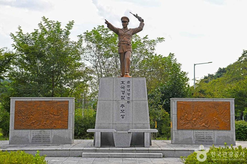 春川内坪戦闘護国警察追慕像