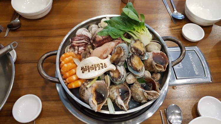 Seommaeul Seafood Kalguksu
