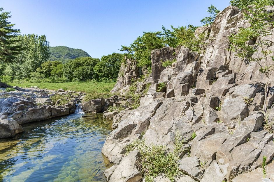 東幕谷凝灰岩（漢灘江ユネスコ世界ジオパーク）