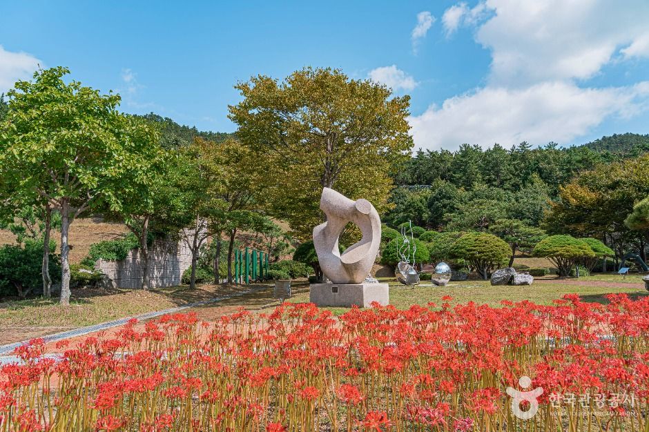 Ttangkkeut Sculpture Park