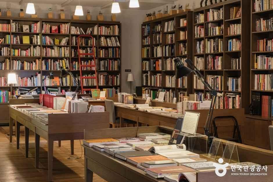 피주_열화당책박물관_내부_3.jpg