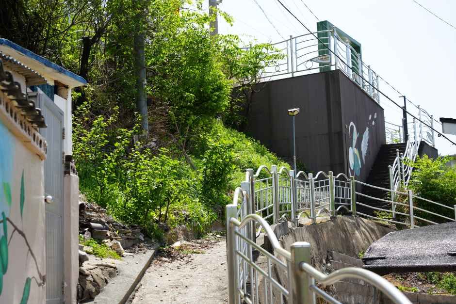 路地裏の坂を上っていくと見晴台