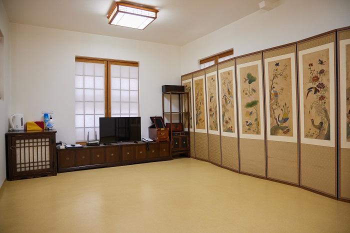 Hamheo, a room with a folding screen and antique furniture