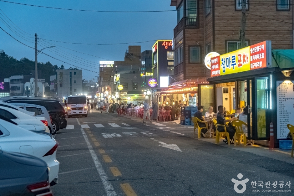 东明港路边摊街