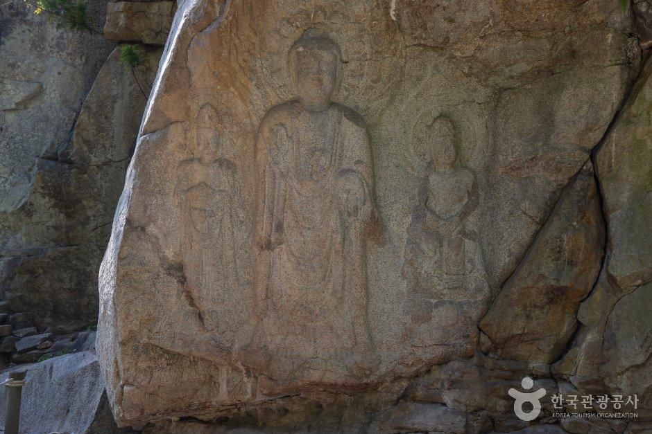 서산 용현리 마애여래삼존상