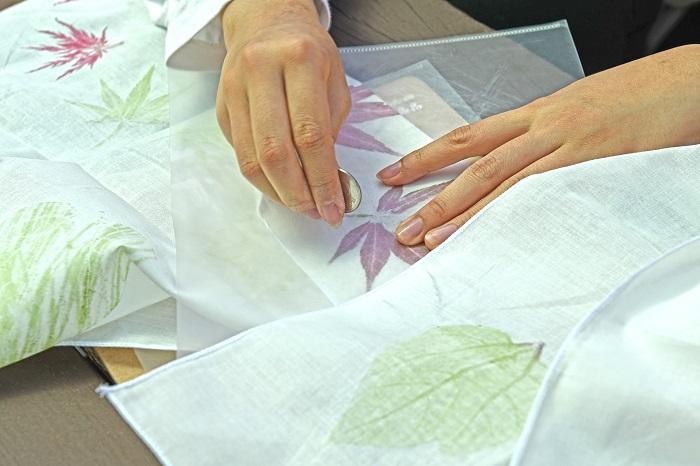 Forest experience of making a handkerchief using leaves and grass.