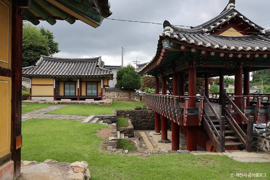 堤川郷校