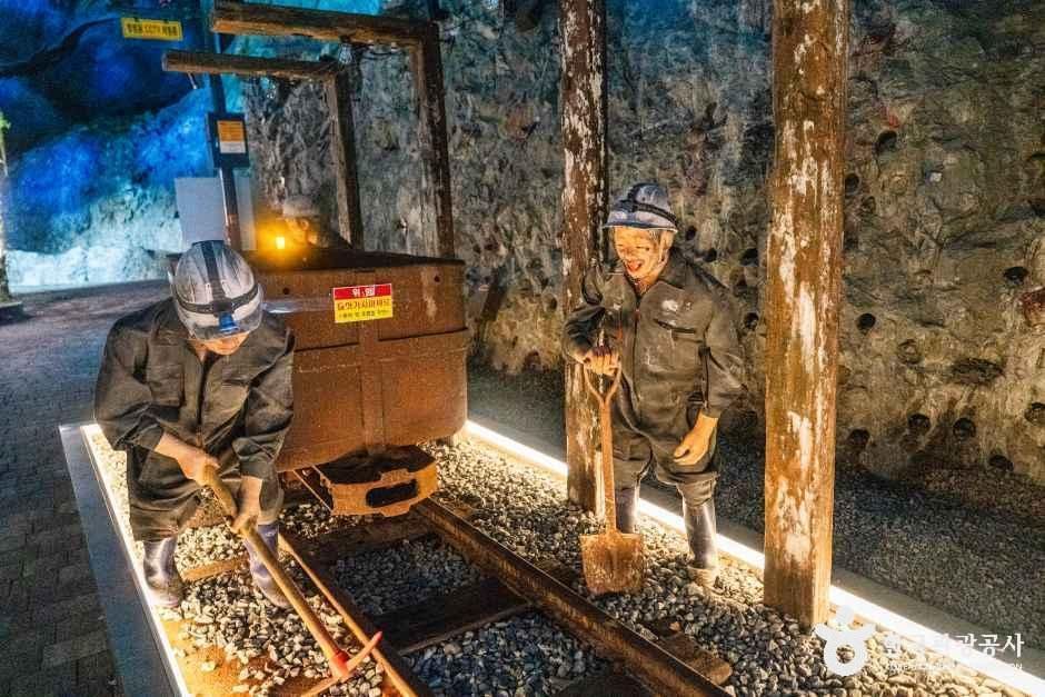 장령산자연휴양림 숲속동굴