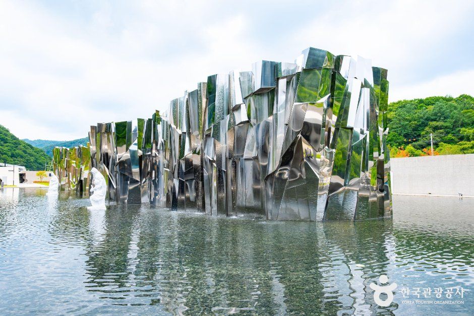 A unique art museum designed with a glacier motif