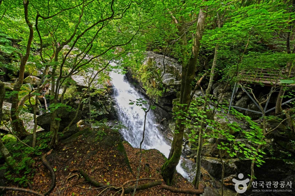 Baegunsan Gusi Falls