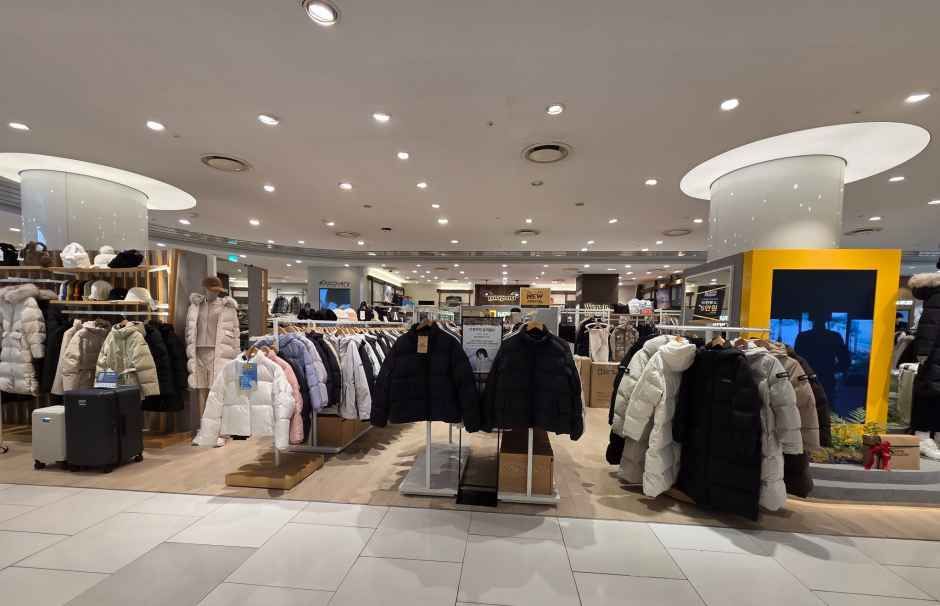 National Geographic - Hyundai Department Store Sinchon Branch [Tax Refund Shop](내셔널지오그래픽 현대백화점 신촌점)