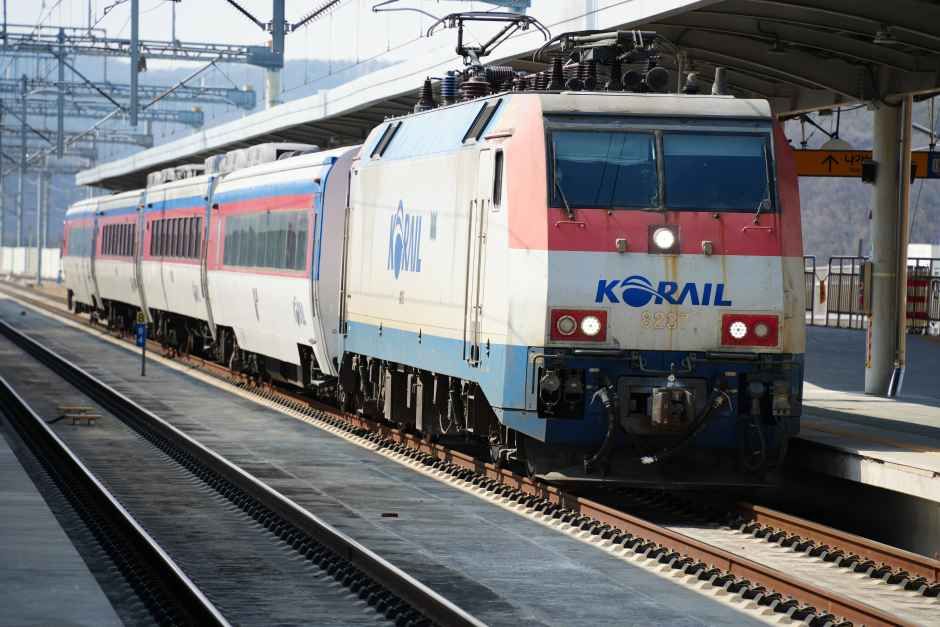 原州駅へ入線する清凉里発東海行き無窮花1675号