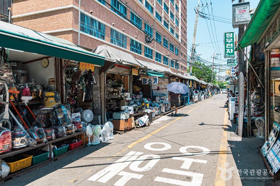 Hwanghak-dong Flea Market (Dokkaebi Market / Manmul Market)