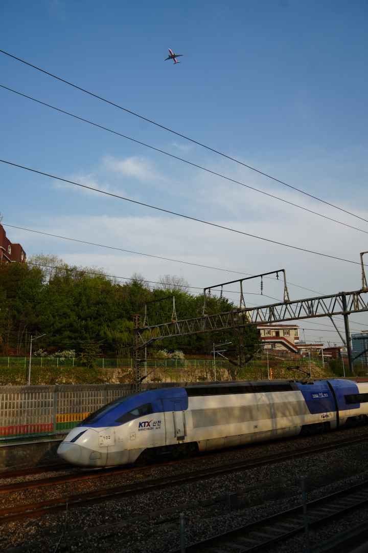 上空を飛ぶチェジュ航空機とソウル発馬山行きKTX-山川217号