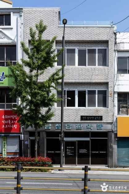 진주남성당교육관